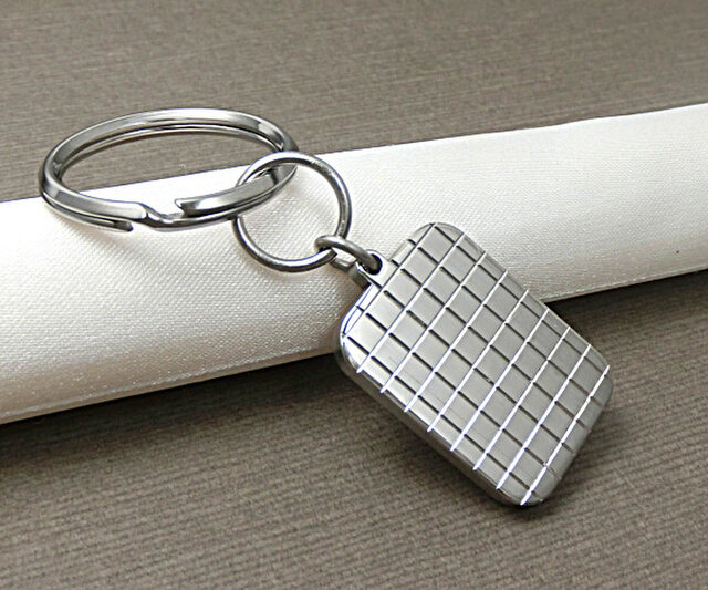 特価☆ハンドメイド シルバー(純銀)ヘマタイト キーホルダー 純チタン製ダイヤカットプレート・キーホルダー（チタン）【市松模様