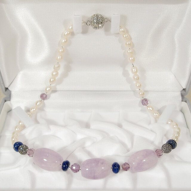アメシストと本真珠（淡水パール）、ラピスラズリ、水晶のネックレス（マグネット、ホワイト、ナチュラルカラー、天然石）