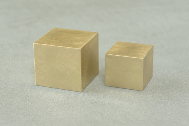 真鍮ペーパーウェイト：四角柱32×29 | iichi 日々の暮らしを心地よく