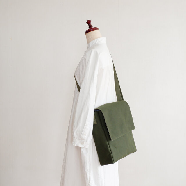オリーブグリーン フラップ式ショルダーバッグ オリーブグリーン フラップ式ショルダーバッグ