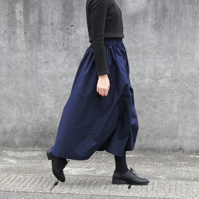 美しいシルエットで魅せる、大人のカジュアルスカート。 タイプライター（ネイビー）紺