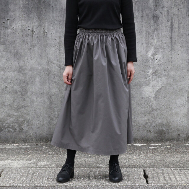美しいシルエットで魅せる、大人のカジュアルスカート。 タイプライター（グレイ）灰色