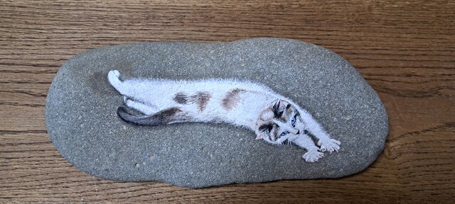 ハチワレ猫様 ストーンアート | iichi 日々の暮らしを心地よくする