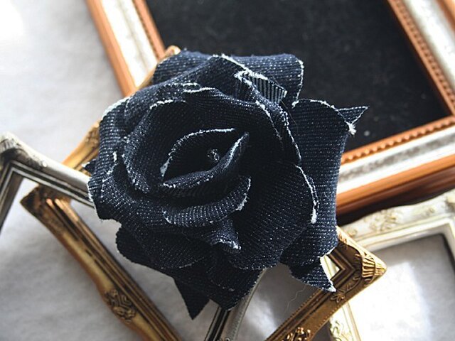 布花シリーズ ジーンズ生地で作ったバラのコサージュ ケースなし Iichi ハンドメイド クラフト作品 手仕事品の通販