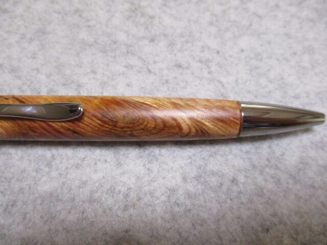 木軸ボールペン　パトリオット なめら松　金蘭杢　国産 肥松（赤松)ジン 金襴杢 幻の「なめら松」 蜜蝋ワックス仕上げ 回転式