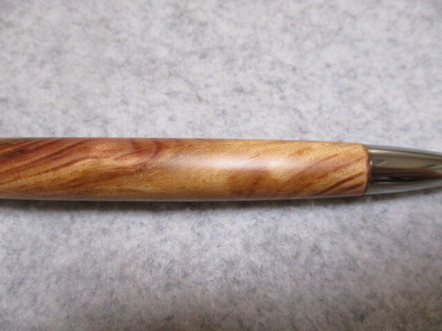 木軸ボールペン　パトリオット なめら松　金蘭杢　国産 肥松（赤松)ジン 金襴杢 幻の「なめら松」 蜜蝋ワックス仕上げ 回転式