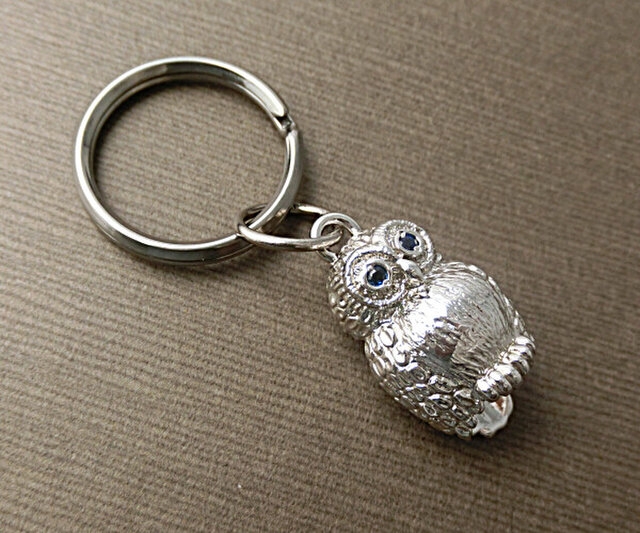 フクロウのキーホルダー』シルバー製/サファイア入り 【あなたの誕生石