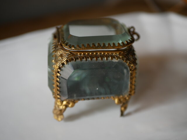 ガラスのジュエリーケース エメラルドグリーンのクッション フランス