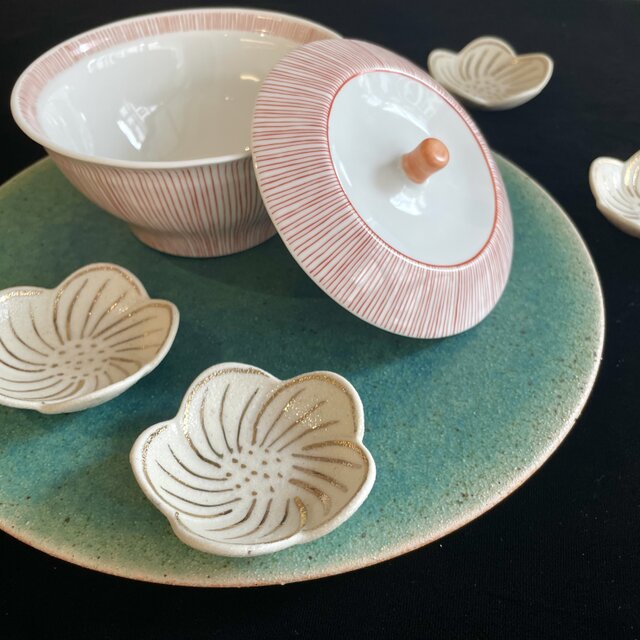 美濃焼　赤十草　蓋物