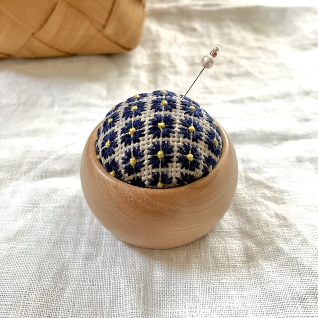 ≪ iichi通信掲載 ≫ピンクッション 針山 ♦ 木工房 ウッドボウル チェリー ♦【ぎざぎざお花 / グレー × ネイビー】