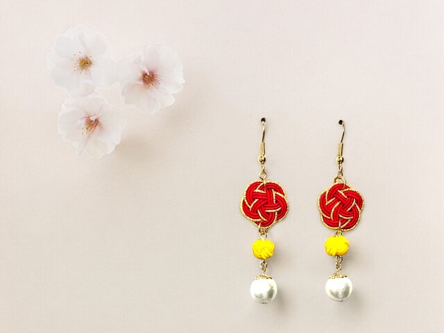 ピアス》ゆらゆら揺れる⭐︎水引梅結びの三段飾りのピアス | iichi