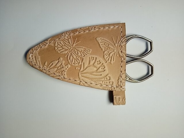 フランス蚤の市 糸切りはさみ入れ 蝶柄ケース入り 馬革 タンニンなめし