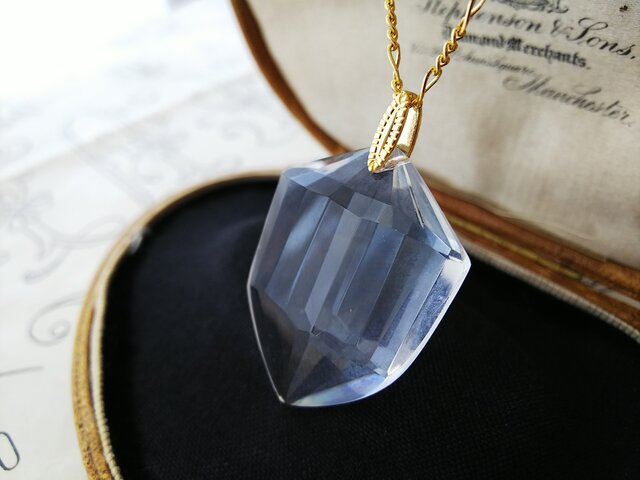 アンティーク　アールデコのネックレス アンティーク アールデコ・Shield／Crystal-Glass（35×25