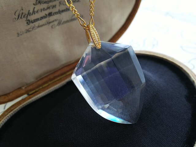 アンティーク　アールデコのネックレス アンティーク アールデコ・Shield／Crystal-Glass（35×25