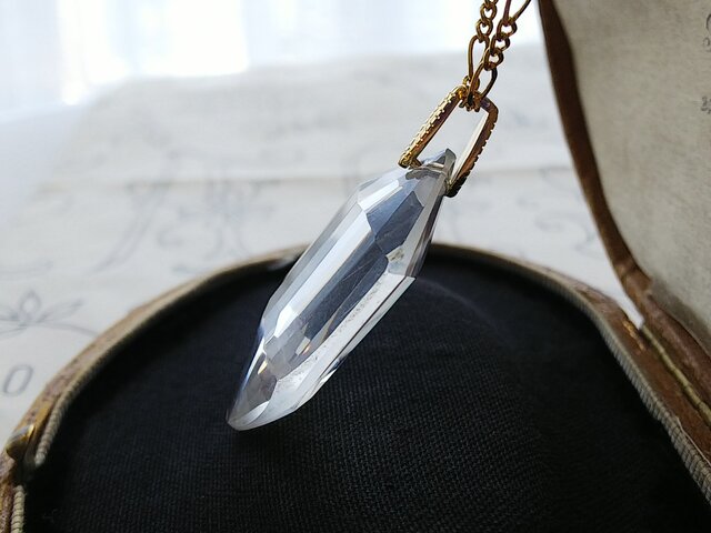 アンティーク　アールデコのネックレス アンティーク アールデコ・Shield／Crystal-Glass（35×25