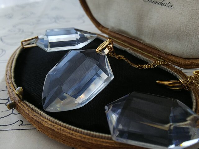 アンティーク　アールデコのネックレス アンティーク アールデコ・Shield／Crystal-Glass（35×25