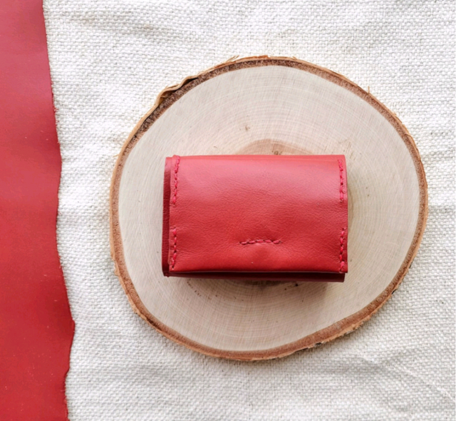 コンパクト3つ折り財布　ハンドメイド イタリアンレザー ヌメ革 赤 手縫い イタリアンレザー】身軽にキマる♪手縫いの三つ折り財布（革