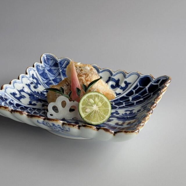 染付割地紋菊割長角六寸皿