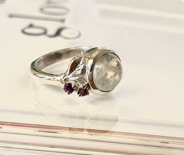 ブルームーンストーンとアメジストの指輪 | iichi 日々の暮らし