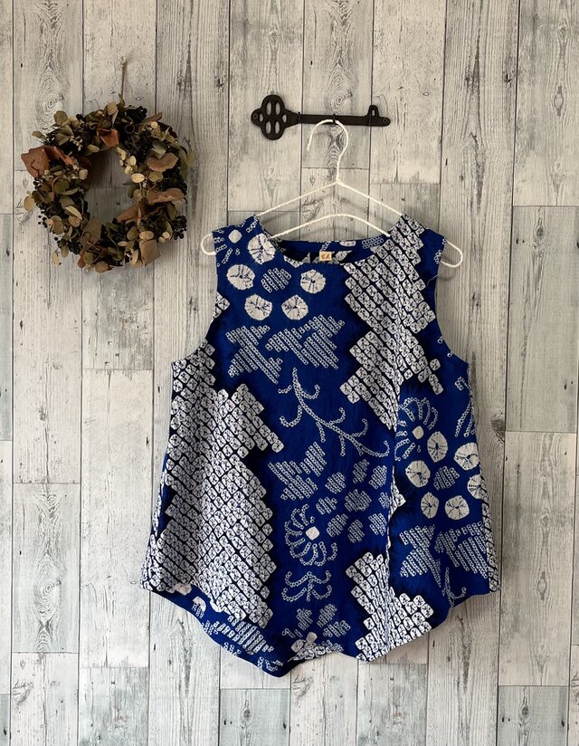 ☆　浴衣リメイク　青に白い花　有松絞りアシンメトリーノースリーブブラウス　♪