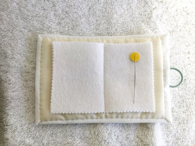 刺繍のブック型ニードルケース・ホワイト | iichi 日々の暮らし