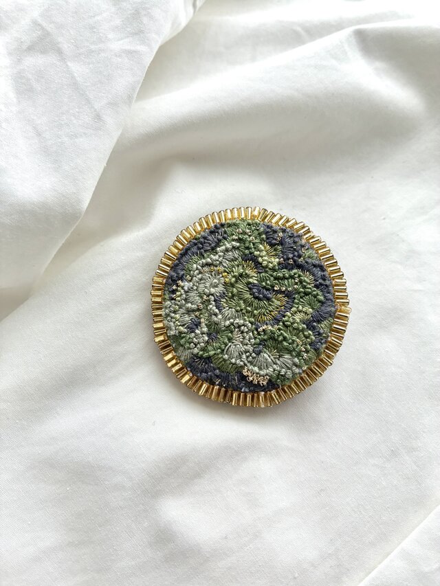 Tsuyu no tsuki 梅雨の月 刺繍ブローチ