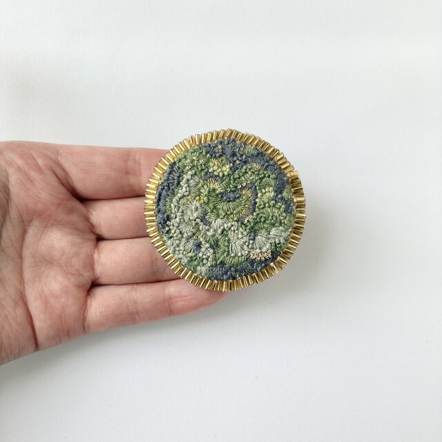 Tsuyu no tsuki 梅雨の月 刺繍ブローチ | iichi 日々の暮らしを