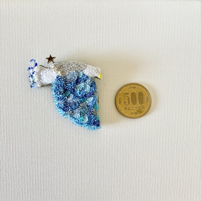 summer blue wings 夏の空色ブルーの羽ばたく鳥の刺繍ブローチ | iichi