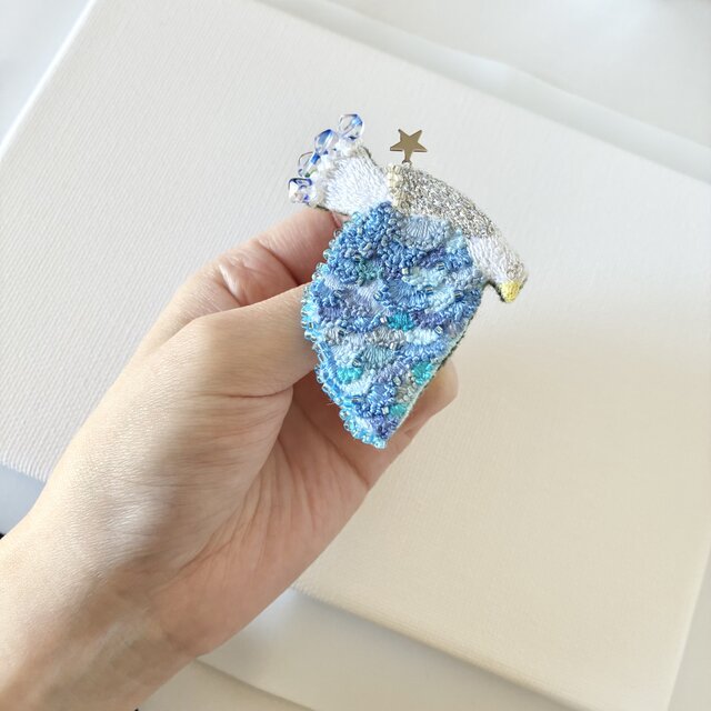 summer blue wings 夏の空色ブルーの羽ばたく鳥の刺繍ブローチ | iichi