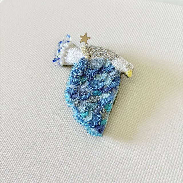 summer blue wings 夏の空色ブルーの羽ばたく鳥の刺繍ブローチ summer blue wings 夏の空色ブルーの羽ばたく鳥の刺繍ブローチ