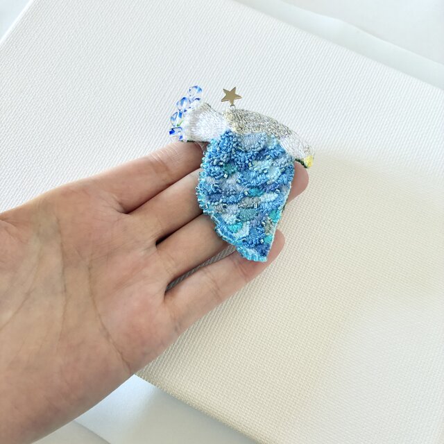 summer blue wings 夏の空色ブルーの羽ばたく鳥の刺繍ブローチ summer blue wings 夏の空色ブルーの羽ばたく鳥の刺繍ブローチ