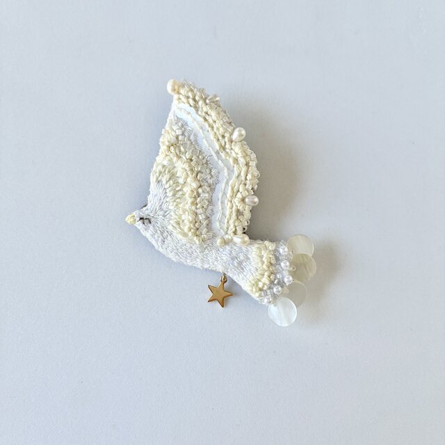creamy wing クリーミーな羽を持つ 羽ばたく鳥の刺繍ブローチ | iichi