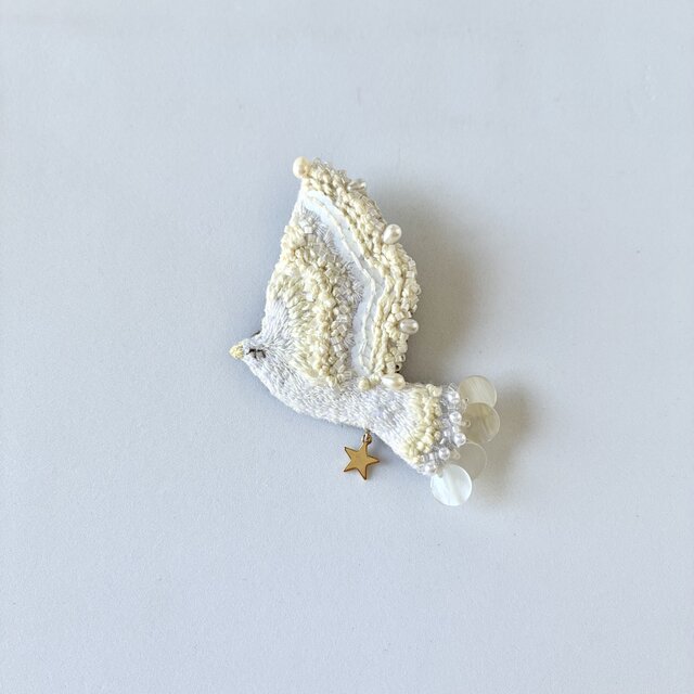 creamy wing クリーミーな羽を持つ 羽ばたく鳥の刺繍ブローチ | iichi