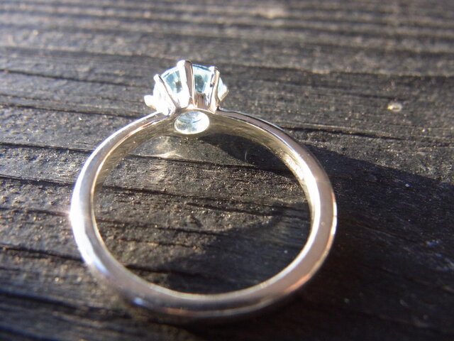 ブルートパーズの縦爪リング | iichi 日々の暮らしを心地よくする