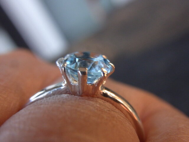 ブルートパーズの縦爪リング | iichi 日々の暮らしを心地よくする