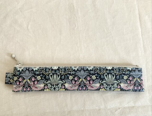 リバティ ラミネート フラットペンケース・ストロベリーシーフスプリングMT リバティスリムペンケース （ラミネート）strawberrythief