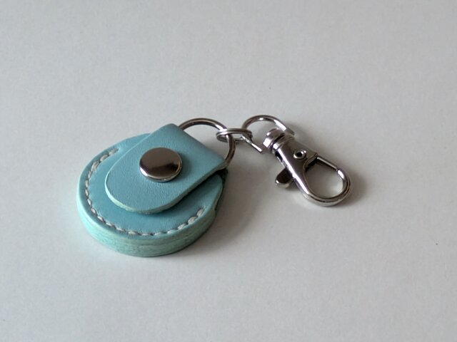 キーホルダー エビアン 未使用 やや汚れ 写真2枚目 ｉのとこ 解れ等は無し □ 500円玉・コインホルダー (空色) □約W37xD12xH42（革部分）・92