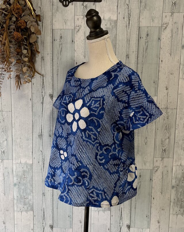 ☆　 有松絞　青に白い花　袖フリルブラウス　浴衣リメイク♪