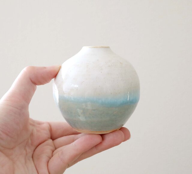 水指　一輪挿し　陶器　落款あり 水色と白釉のかけ分け一輪挿し | iichi 日々の暮らしを心地よく