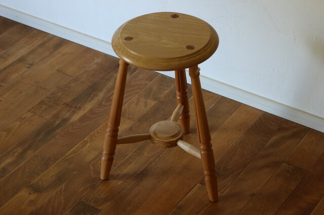 【本日大幅値下げ】飴色の木製丸座面の三つ脚スツール 本日大幅値下げ】飴色の木製丸座面の三つ脚スツール 本日大幅値下げ