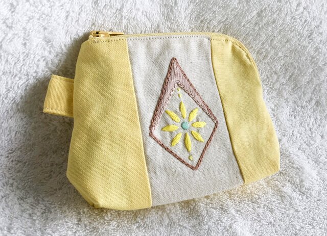 花刺繍のマチ付きポーチ・三色展開 | iichi 日々の暮らしを