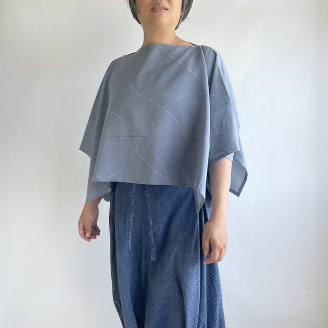 【1点もの】ショート丈の着物袖プルオーバー -正絹 絽 灰紺 抽象線模様（ヴィンテージ） KMPO500