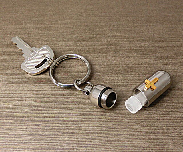 【海】純銀　銀製刻印　キーホルダー　2点　鶏干支シリーズ　元ケース付 純チタン製ピルケース・キーホルダー・ゴールドクロス付き