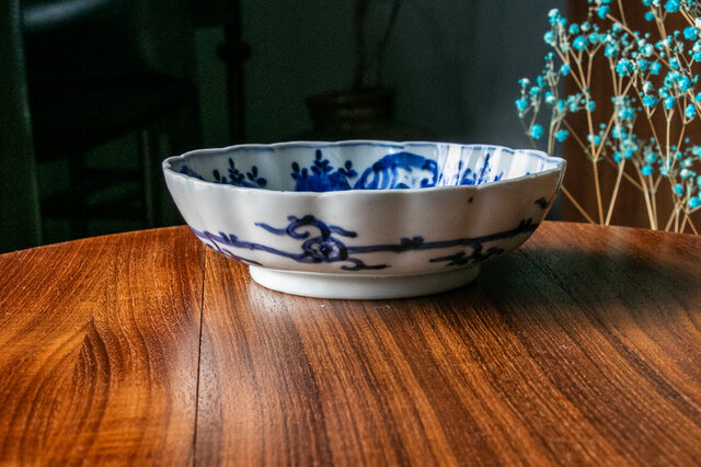 古伊万里 染付 草花文 梅 希少 大皿 です。 古伊万里 染付 全面花唐草文 大皿【享保】 ｜ 古陶磁 大林師友堂