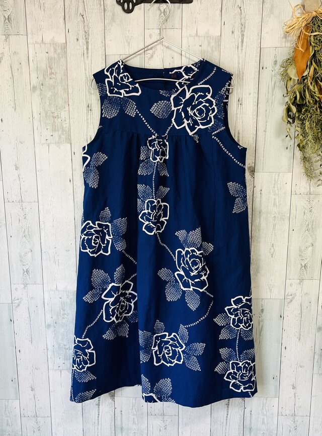☆　浴衣の反物から　青に白抜きのバラ　ヨークギャザーワンピース♪