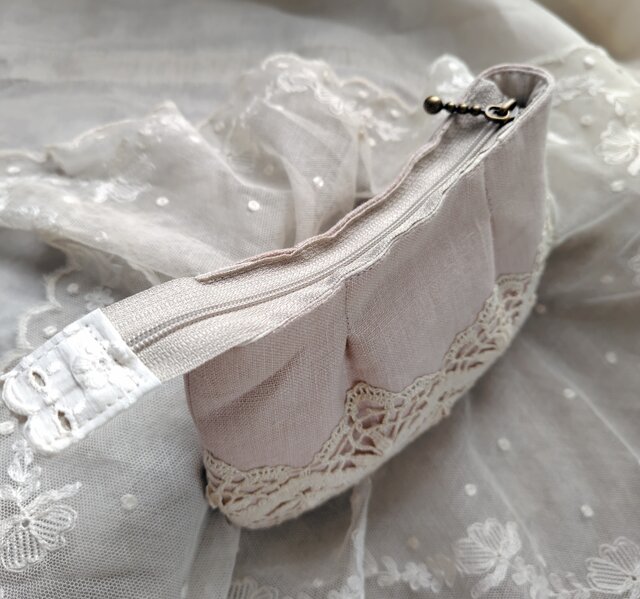 ピンクベージュリネン*アンティークレース*タックポーチ | iichi 日々