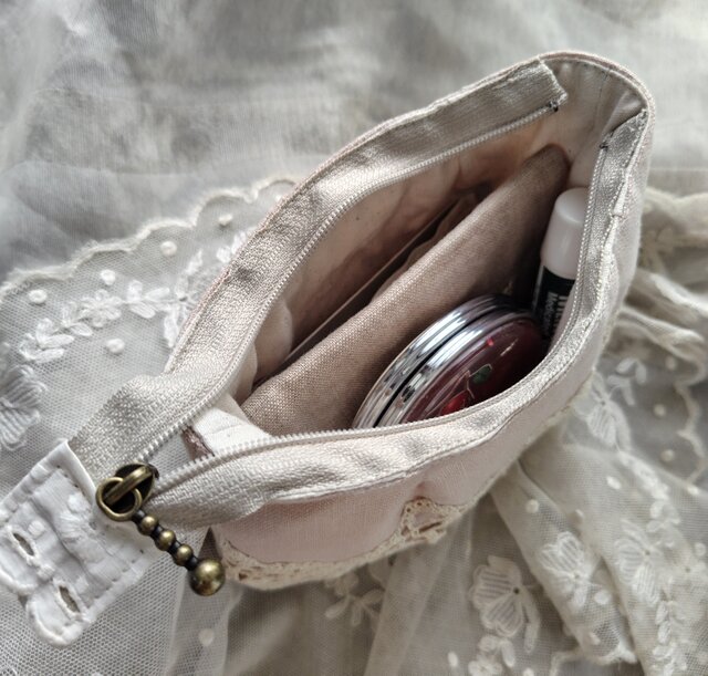 ピンクベージュリネン*アンティークレース*タックポーチ | iichi 日々