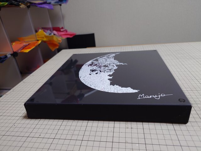 切り絵「半月」 | iichi 日々の暮らしを心地よくするハンドメイドや