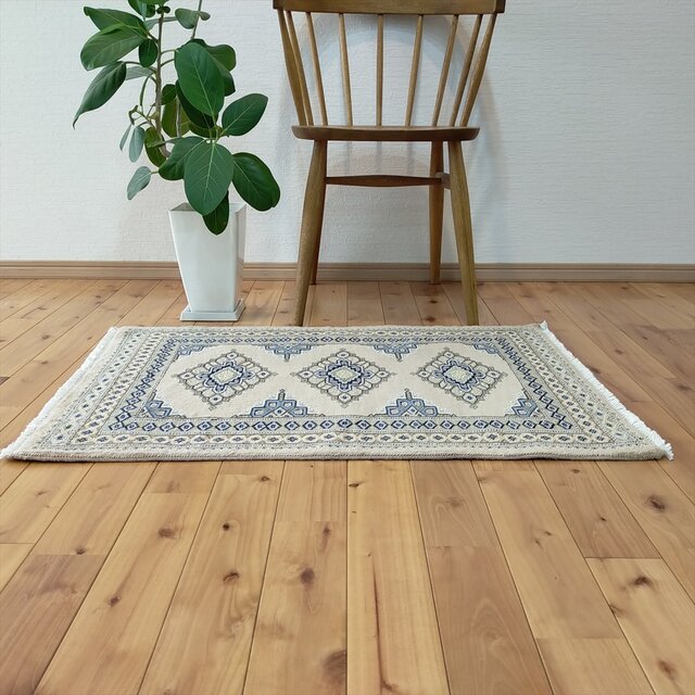 肌触りがシルクのようなウールの手織り絨毯 パキスタン絨毯 シルクタッチ 玄関マット 94×62cm | iichi 日々の暮らしを心地よくする ...