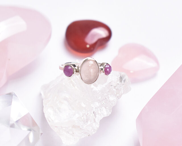 優しい雰囲気漂うローズクォーツとピンクサファイアのシルバーリング